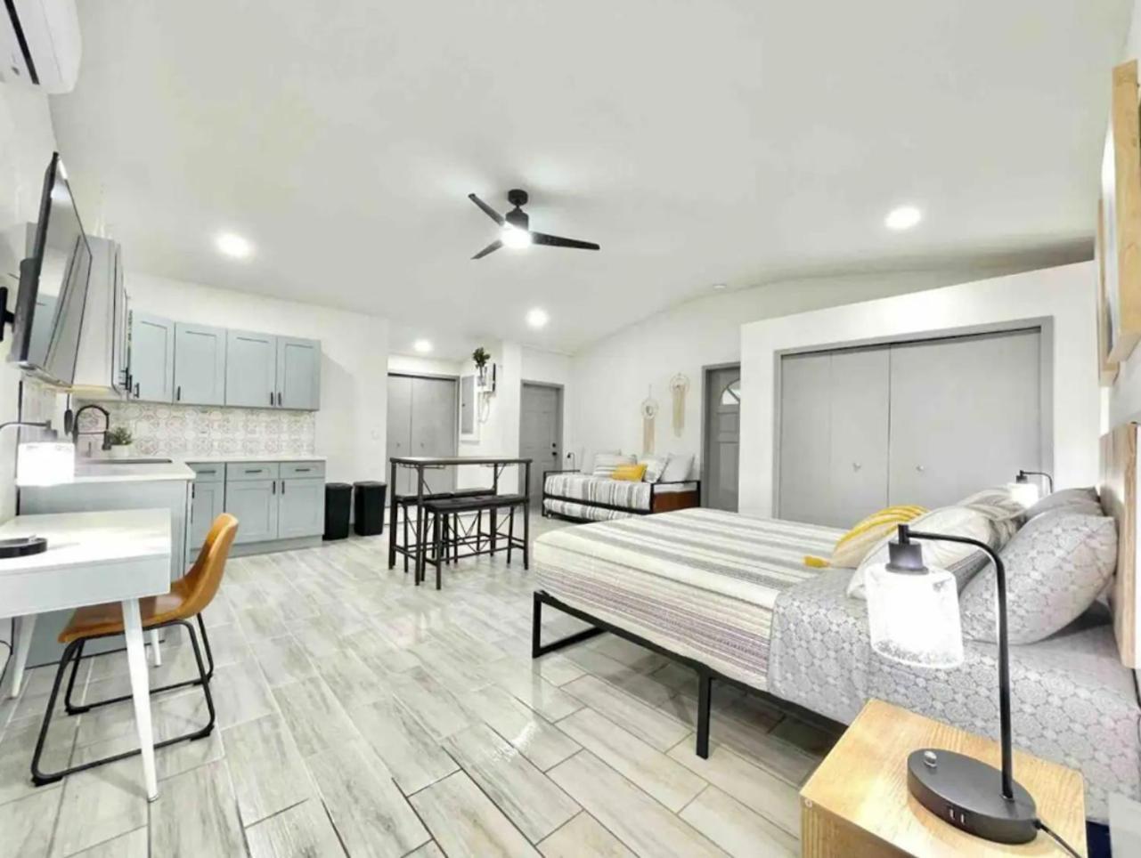 Holiday home Remodeled 1Br Wfh Setup, Walkable, Sleeps 4!