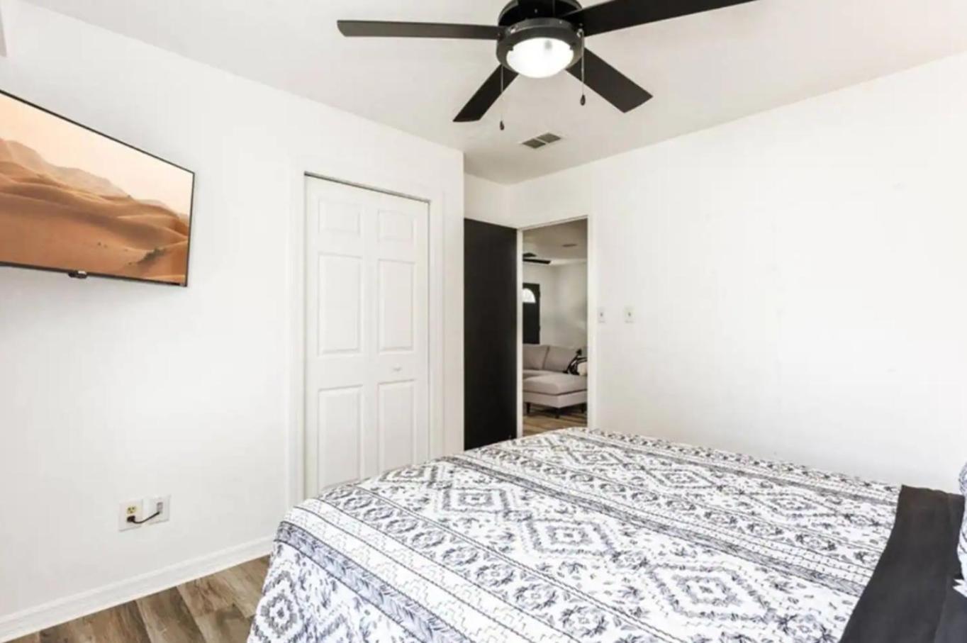 Work-Ready 2Br Wifi, Pool & Near Disney! Holiday home Orlando