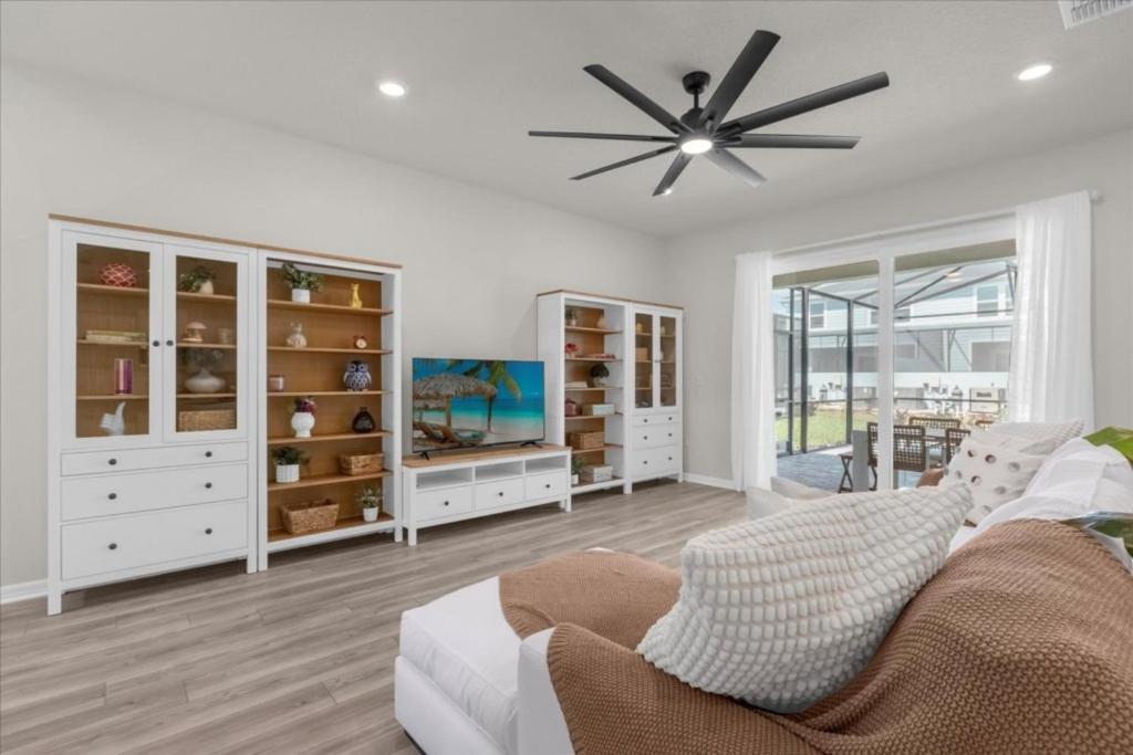 5 Bedrooms- 4 Bathrooms- Windsor Cay 1265 Er