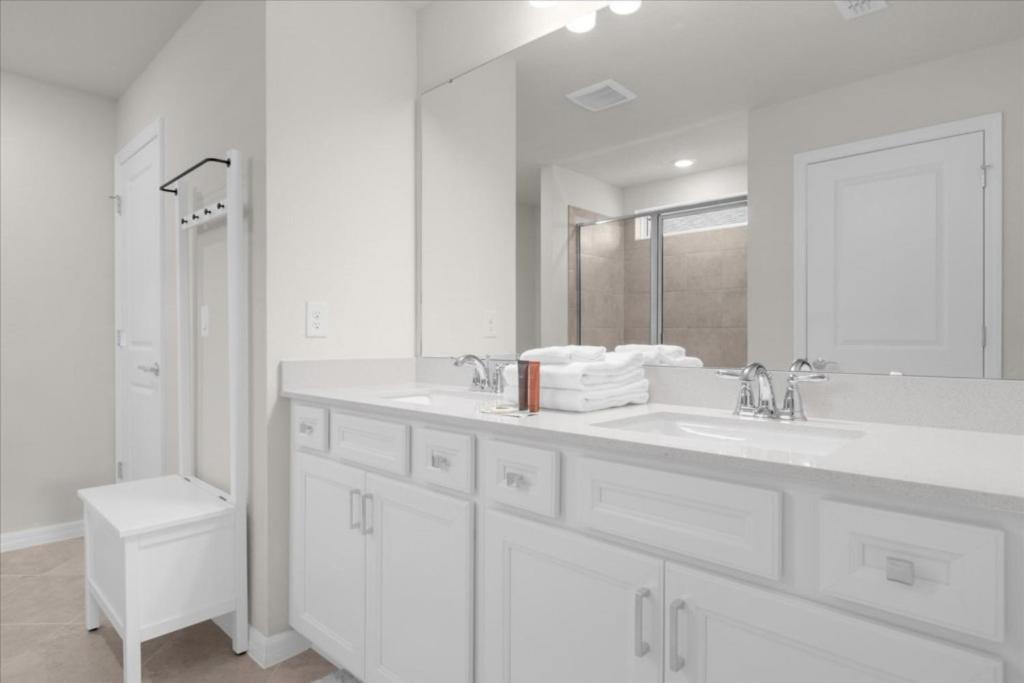 5 Bedrooms- 4 Bathrooms- Windsor Cay 1265 Er Orlando