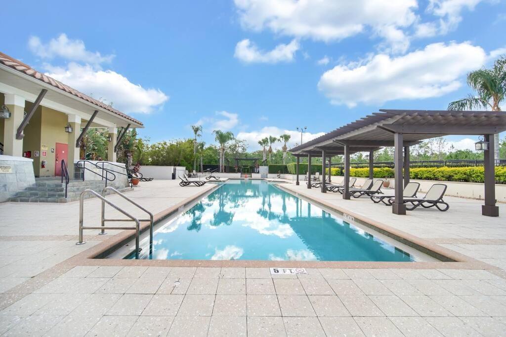 Vibrant 4br Family Townhome 1 Mile From World And Springs *