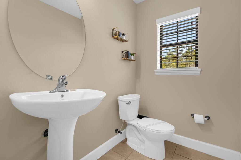 Vibrant 4br Family Townhome 1 Mile From World And Springs