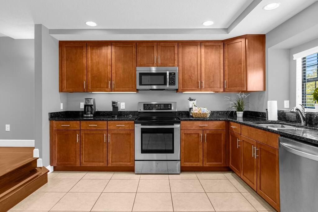 Holiday home Vibrant 4br Family Townhome 1 Mile From World And Springs *