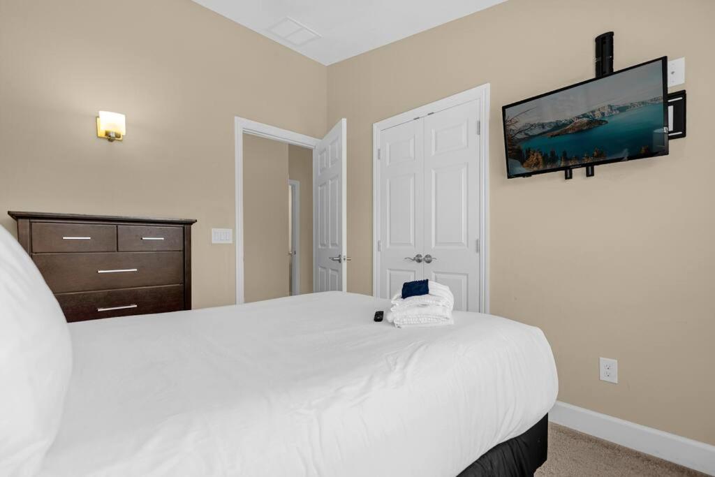 Vibrant 4br Family Townhome 1 Mile From World And Springs Holiday home
