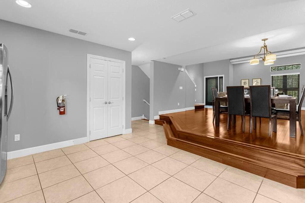 Vibrant 4br Family Townhome 1 Mile From World And Springs Holiday home Orlando