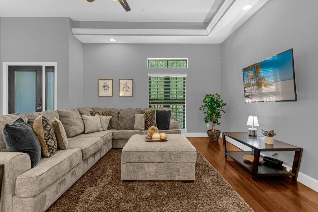 Vibrant 4br Family Townhome 1 Mile From World And Springs Holiday home