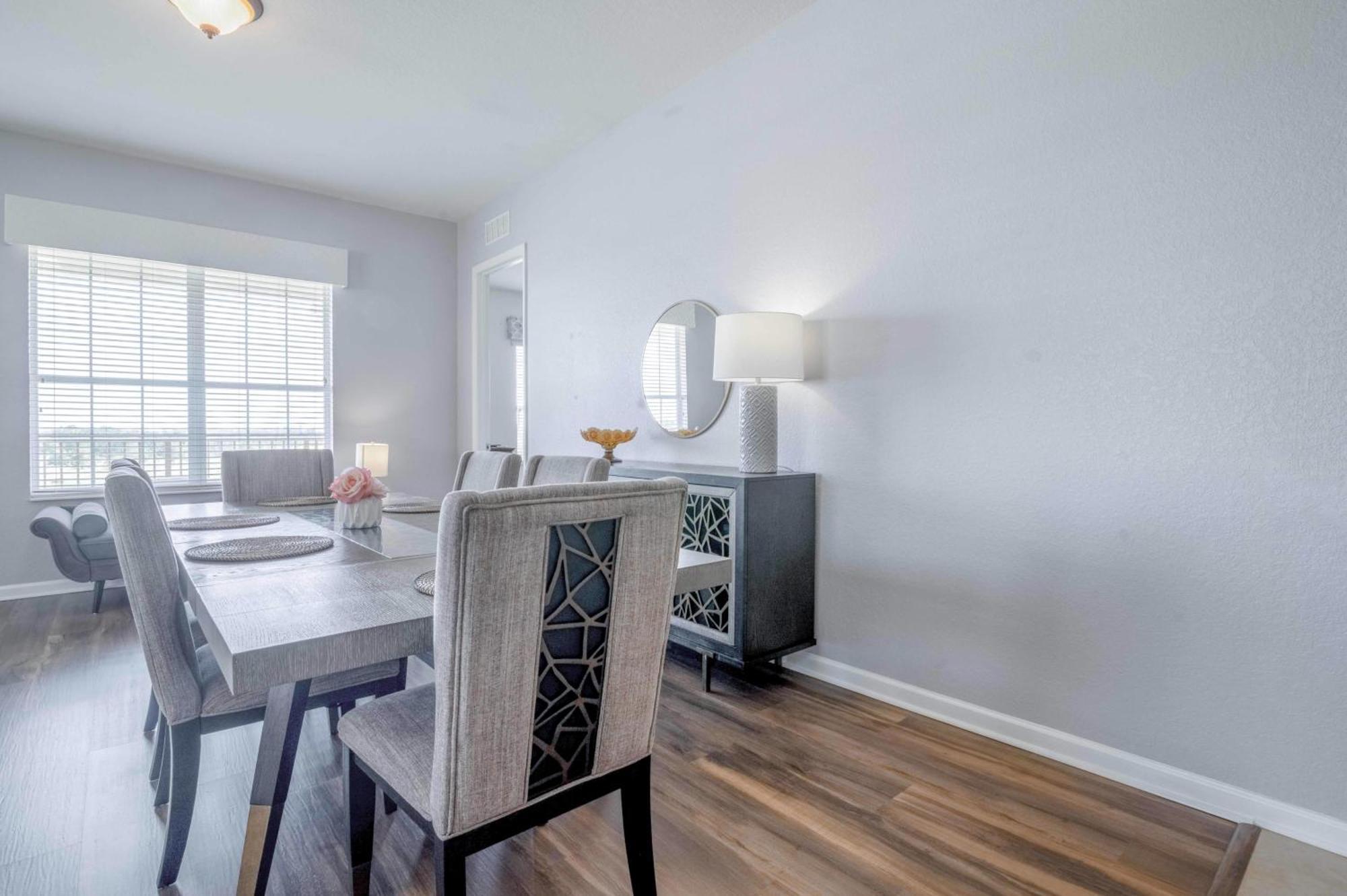 Vista Cay Lakeview Penthouse: Luxurious Near Theme Parks Apartment