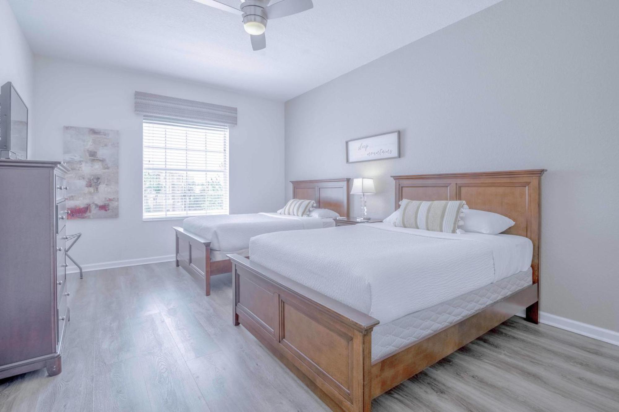 Stylish Vista Cay Luxury Diamond Next To Pool Near Theme Parks And Walk To The Convention Center Orlando