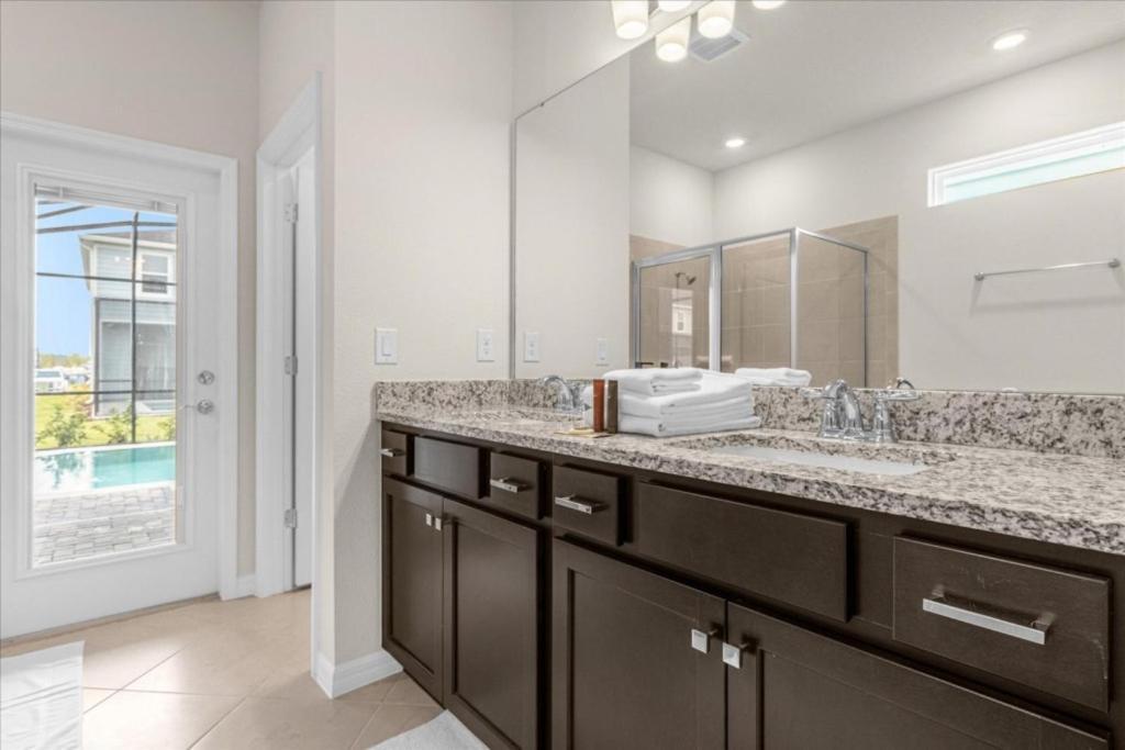 7 Bedrooms- 5,5 Bathrooms- Windsor Cay 1261 Er *