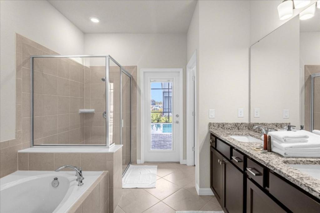7 Bedrooms- 5,5 Bathrooms- Windsor Cay 1261 Er *