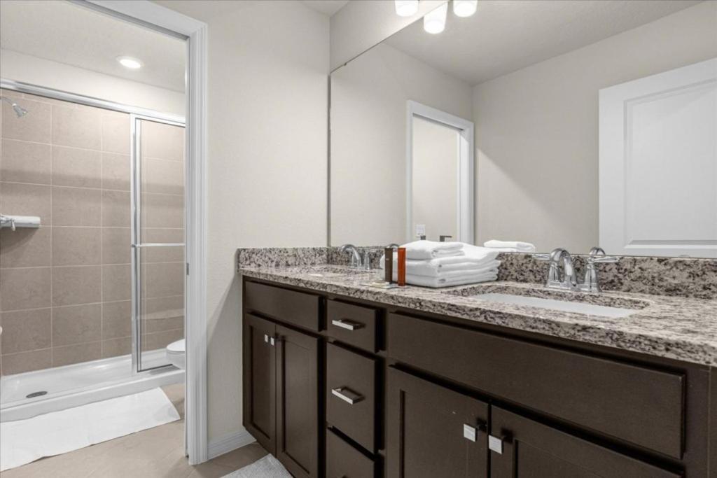 7 Bedrooms- 5,5 Bathrooms- Windsor Cay 1261 Er Orlando
