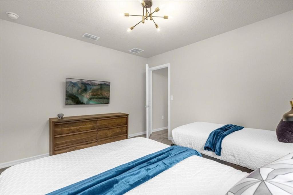 7 Bedrooms- 5,5 Bathrooms- Windsor Cay 1261 Er