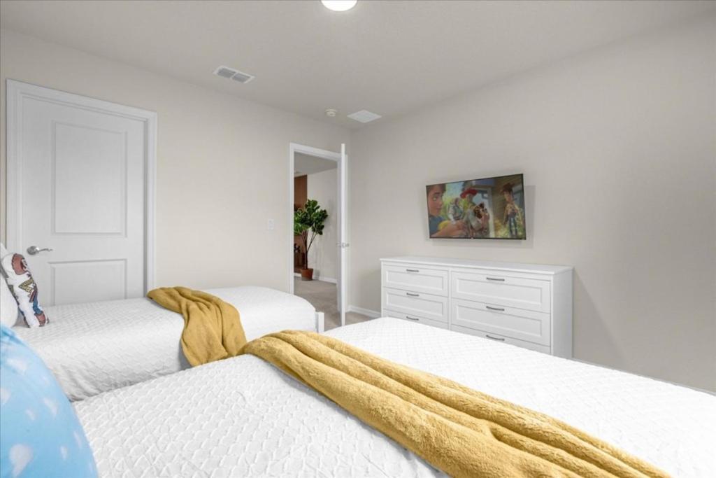 7 Bedrooms- 5,5 Bathrooms- Windsor Cay 1261 Er