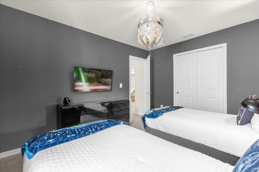 7 Bedrooms- 5,5 Bathrooms- Windsor Cay 1261 Er