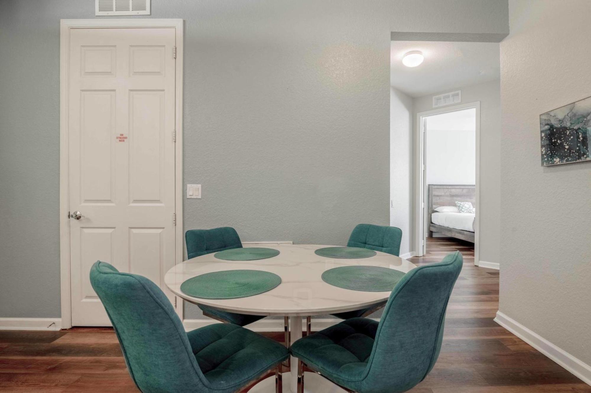 New! Stunning Vista Cay Luxury Near Theme Parks, And Walk To The Convention Center Apartment *