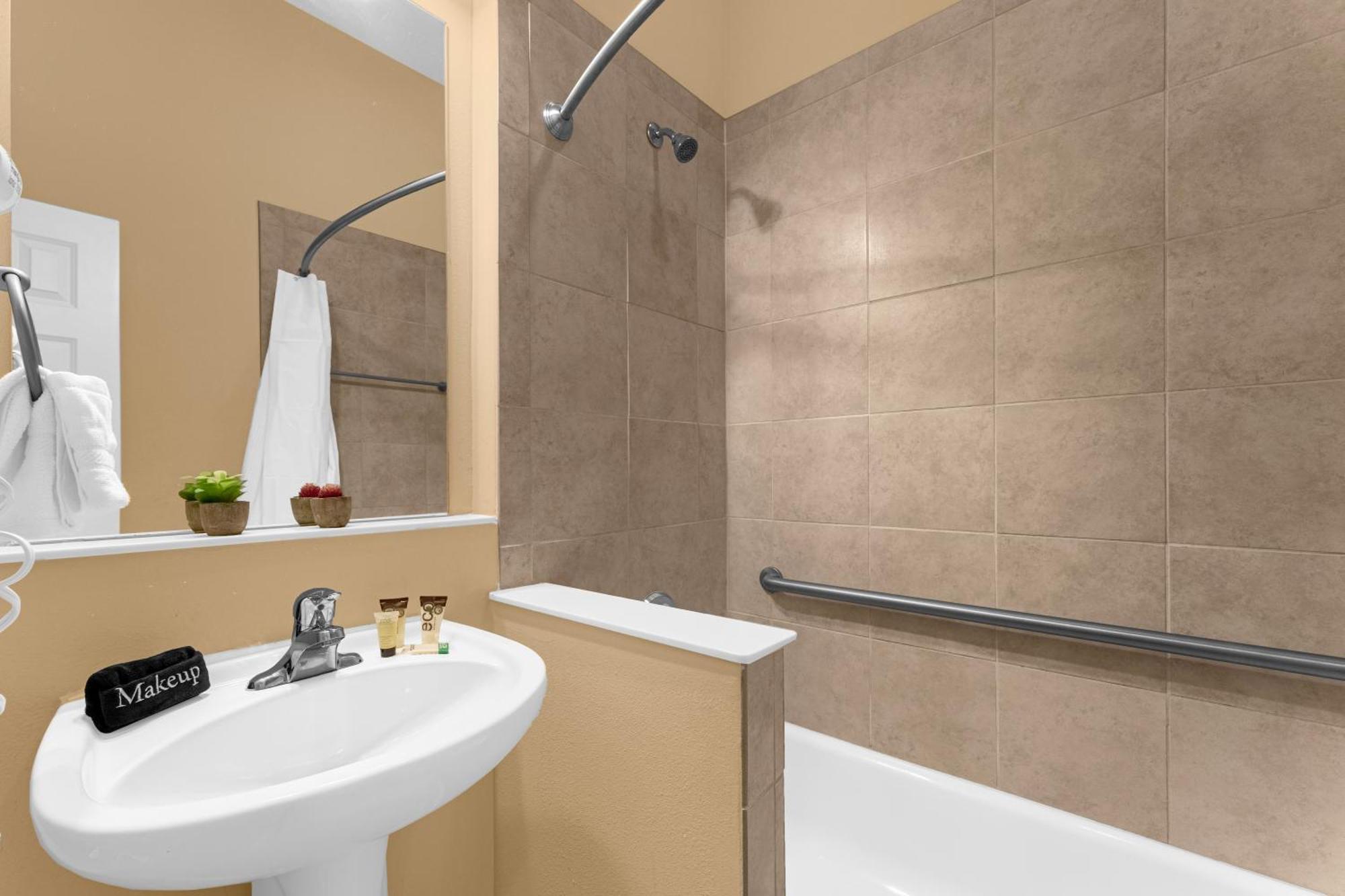 4br Family Townhouse In - With Pool, Gym, Games, & Jacuzzi Holiday home *