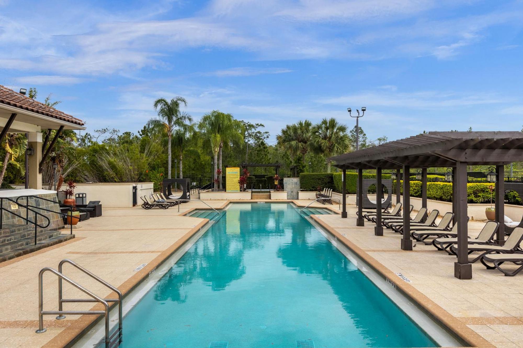 4br Family Townhouse In - With Pool, Gym, Games, & Jacuzzi