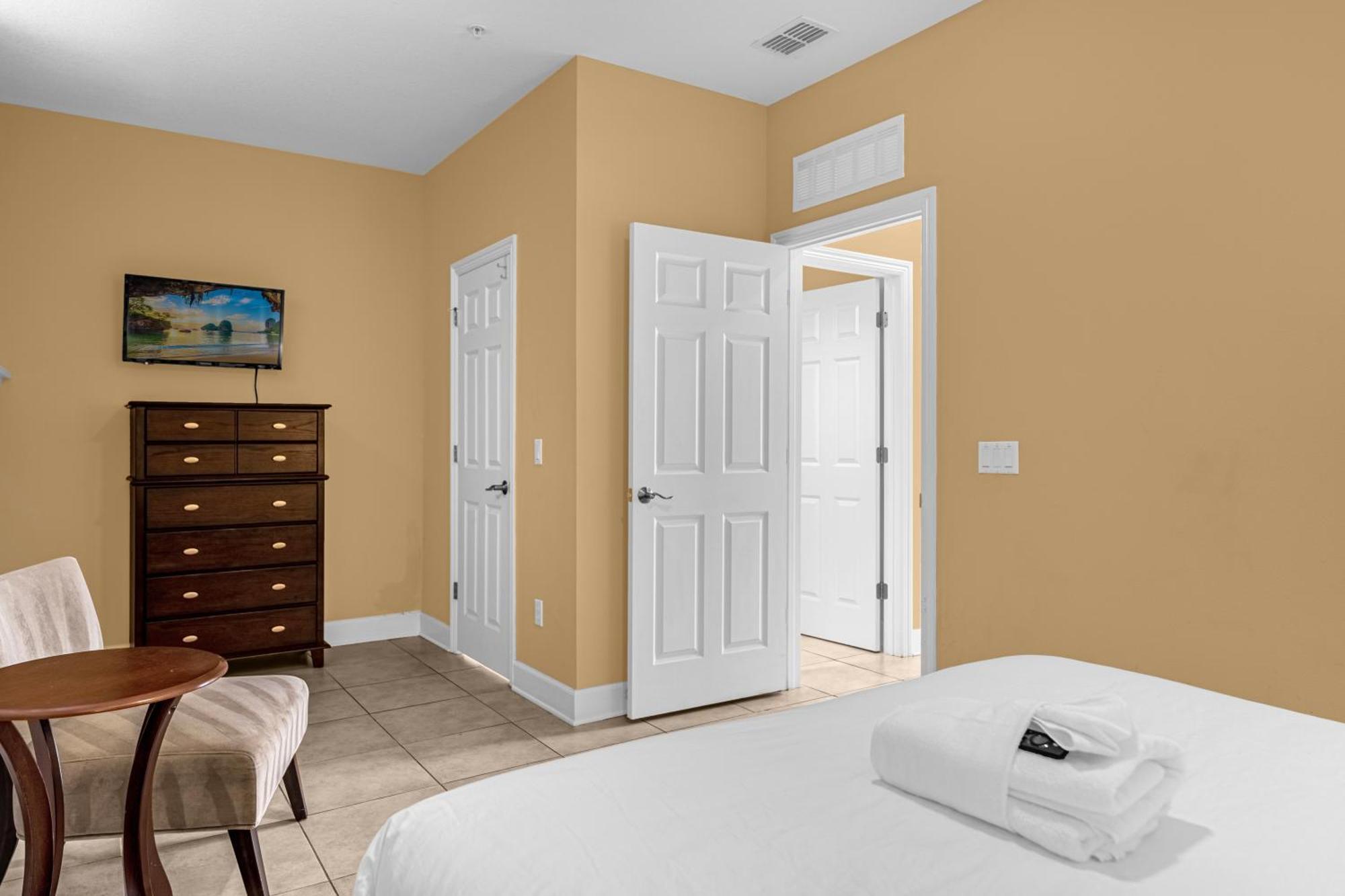 4br Family Townhouse In - With Pool, Gym, Games, & Jacuzzi *