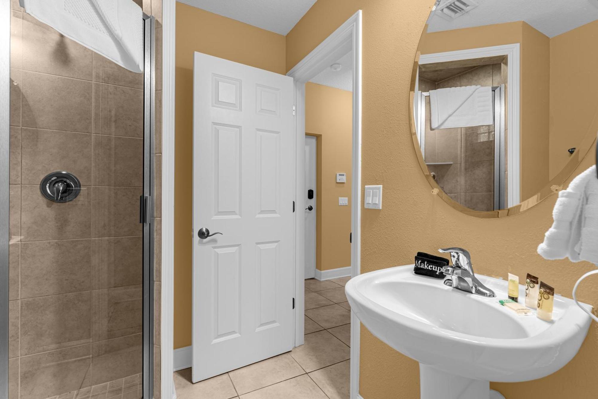 4br Family Townhouse In - With Pool, Gym, Games, & Jacuzzi *