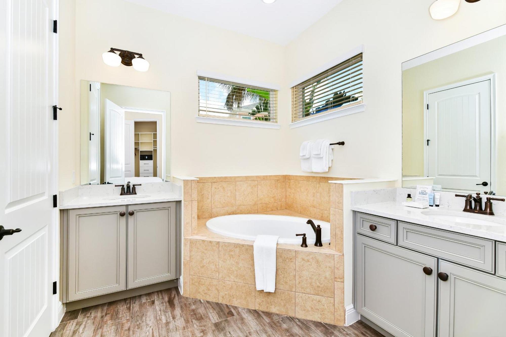 Holiday home Beautiful With Hot Tub Near With Margaritaville Access - 8053ls Orlando