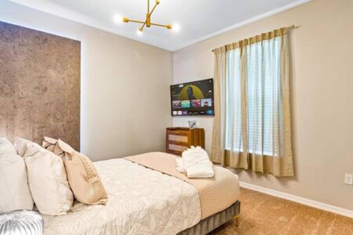 Brand New Charming 9 Miles To Holiday home