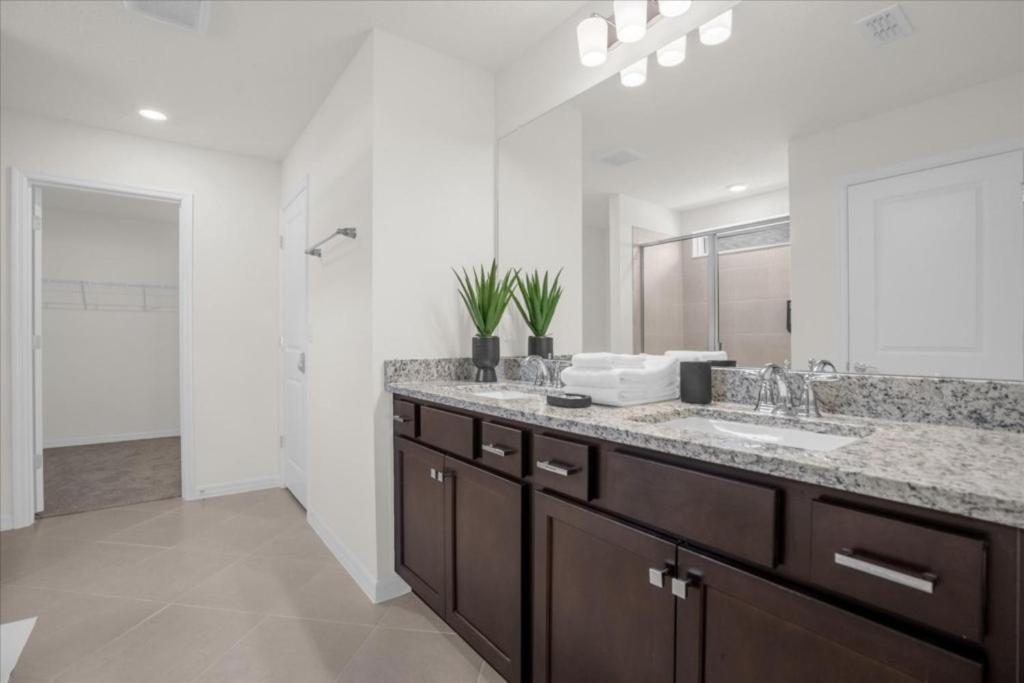 5 Bedrooms- 4 Bathrooms- Windsor Cay 1289 Er