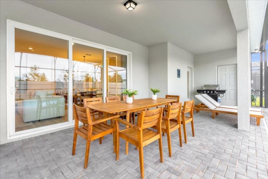 10 Bedrooms- 8 Bathrooms- Windsor Cay16299sk Holiday home *