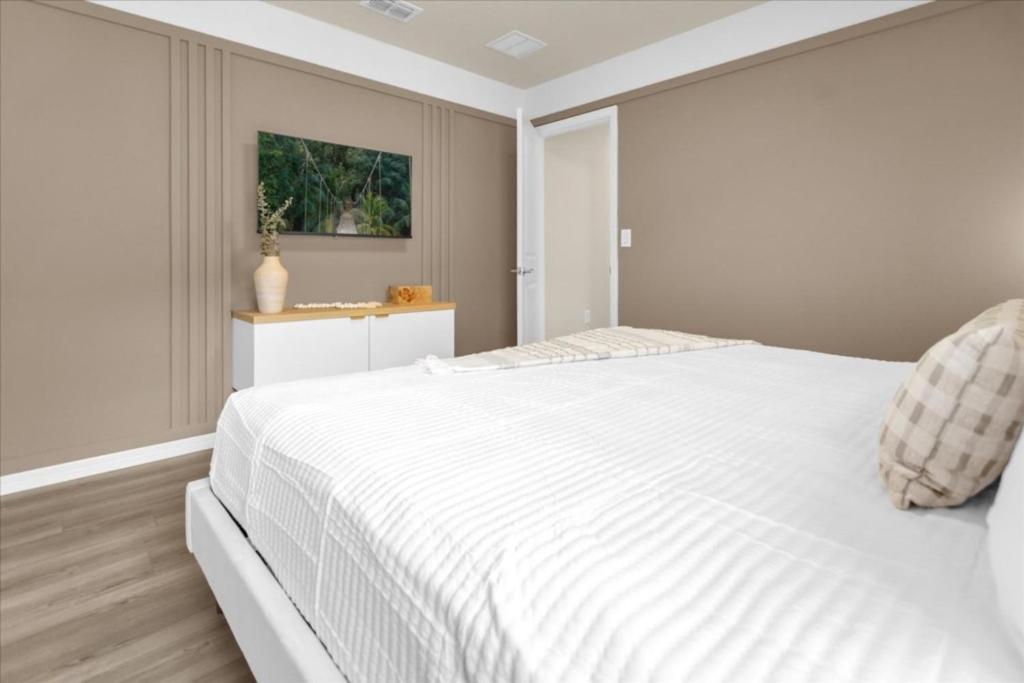 10 Bedrooms- 8 Bathrooms- Windsor Cay16299sk