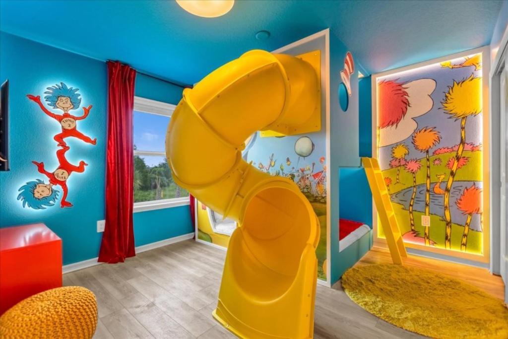 10 Bedrooms- 8 Bathrooms- Windsor Cay16299sk Holiday home *