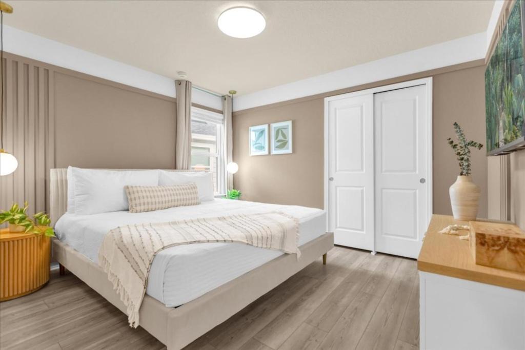 10 Bedrooms- 8 Bathrooms- Windsor Cay16299sk Holiday home