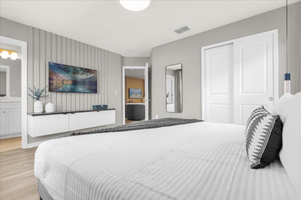 10 Bedrooms- 8 Bathrooms- Windsor Cay16299sk