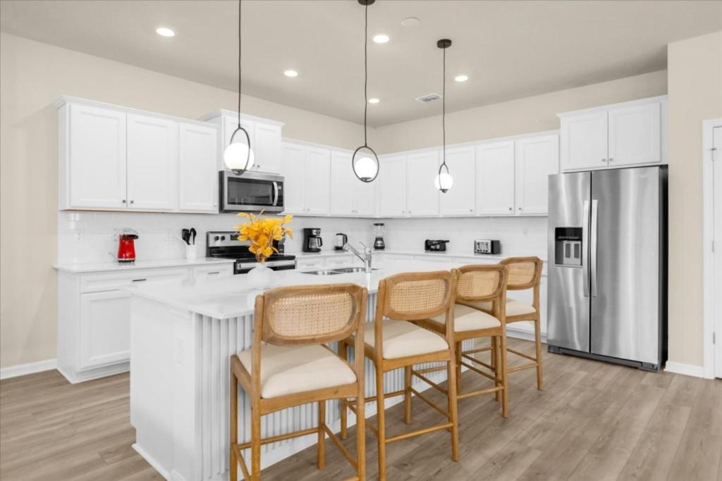 10 Bedrooms- 8 Bathrooms- Windsor Cay16299sk Holiday home *