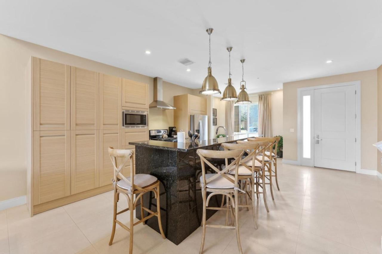 Luxury 4br Townhouse Next To 3201