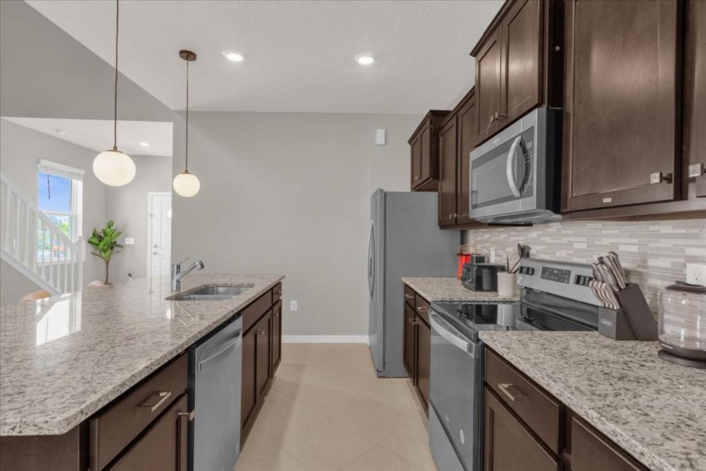 7 Bedrooms- 5 Bathrooms- Windsor Cay1285er Holiday home