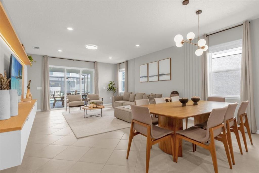 7 Bedrooms- 5 Bathrooms- Windsor Cay1285er *