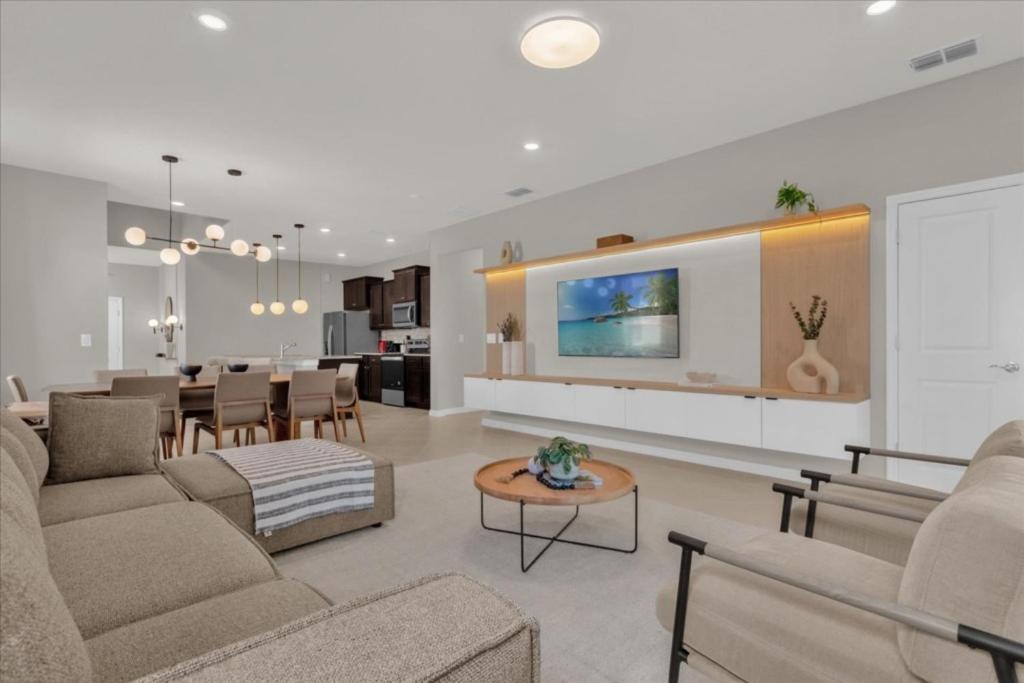 7 Bedrooms- 5 Bathrooms- Windsor Cay1285er Holiday home *