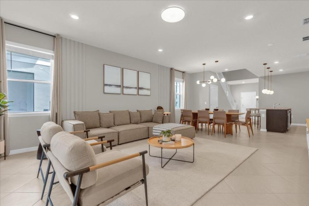 7 Bedrooms- 5 Bathrooms- Windsor Cay1285er