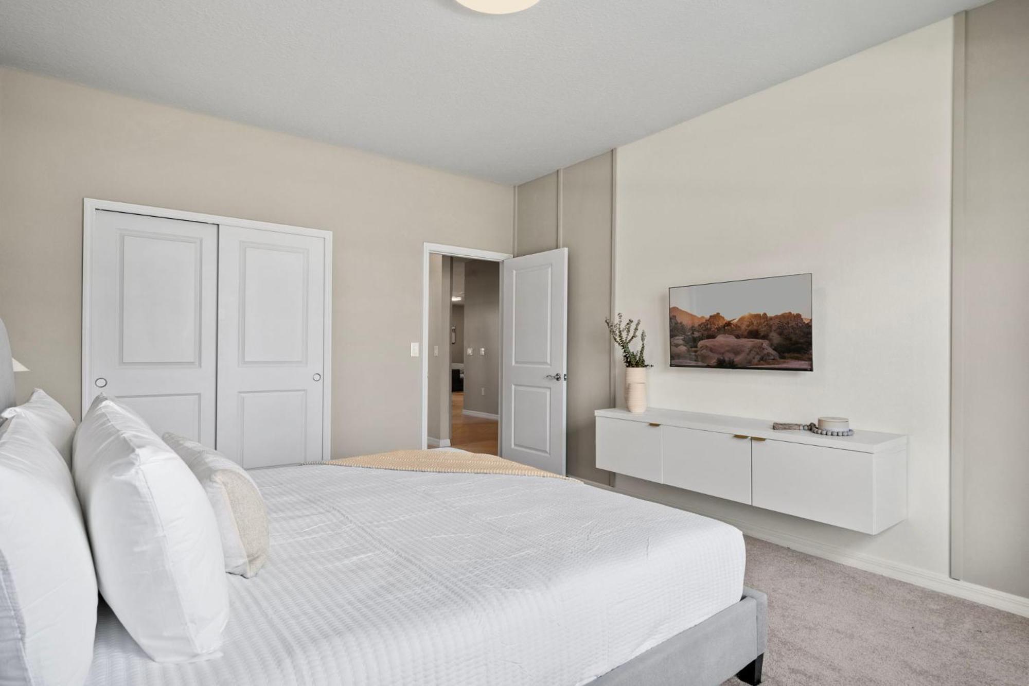 10 Bedrooms- 8 Bathrooms- Windsor Cay16267sk Holiday home