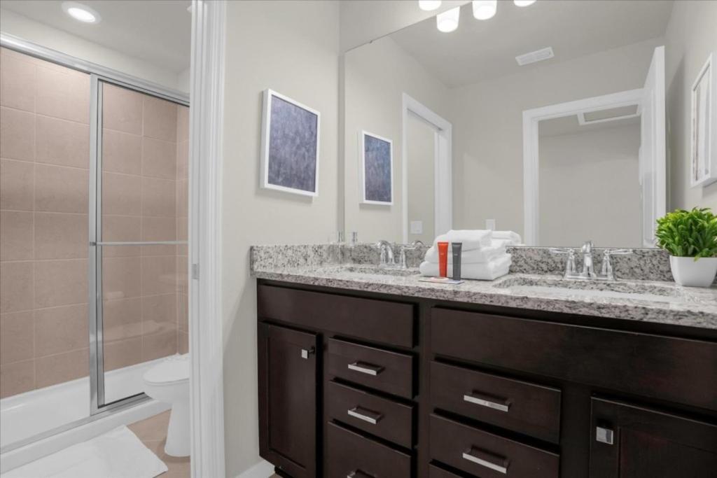 7 Bedrooms- 5,5 Bathrooms- Windsor Cay1301er