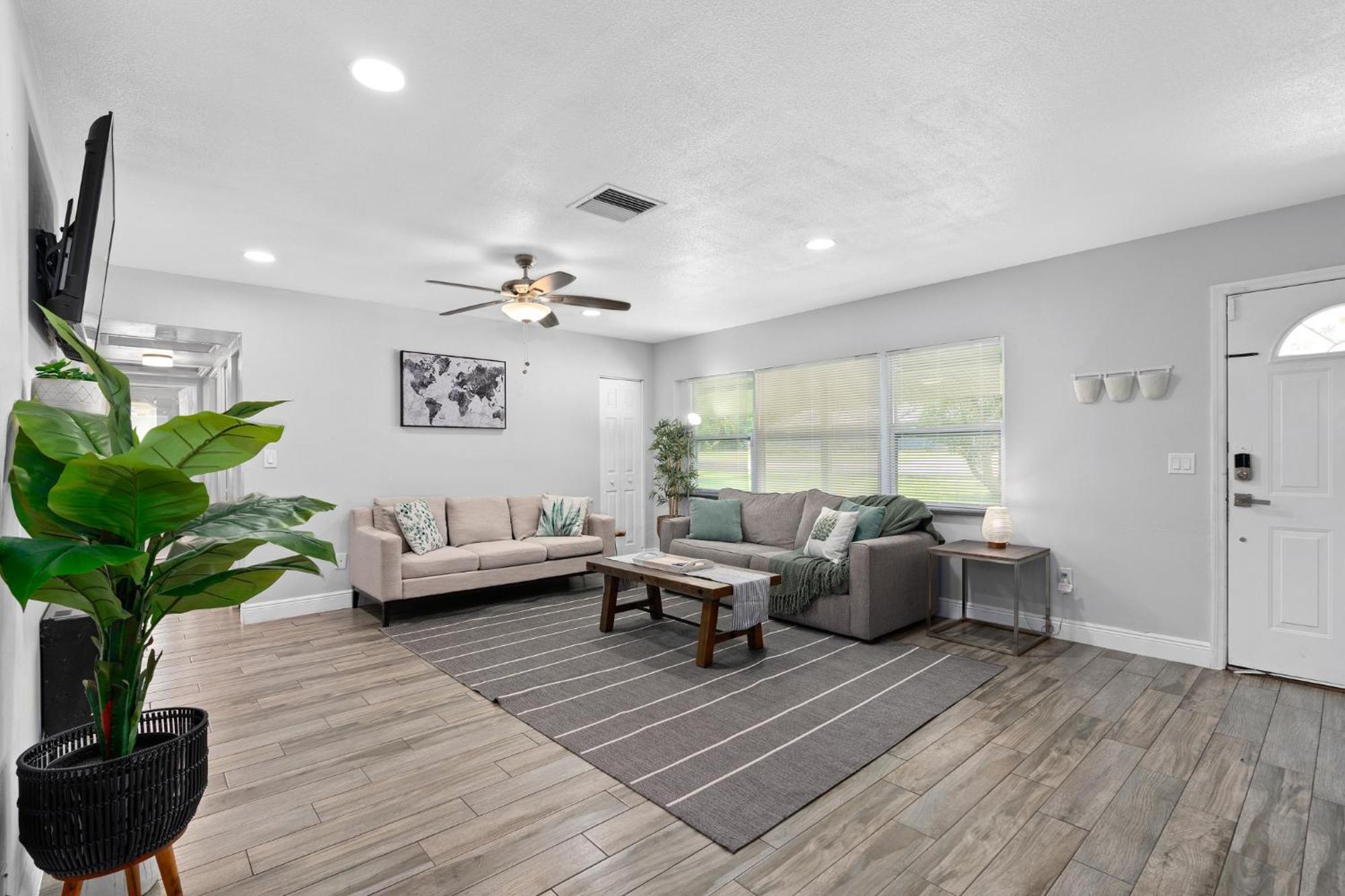 Resort-style With A Heated Pool And A Huge Gated Yard Holiday home *