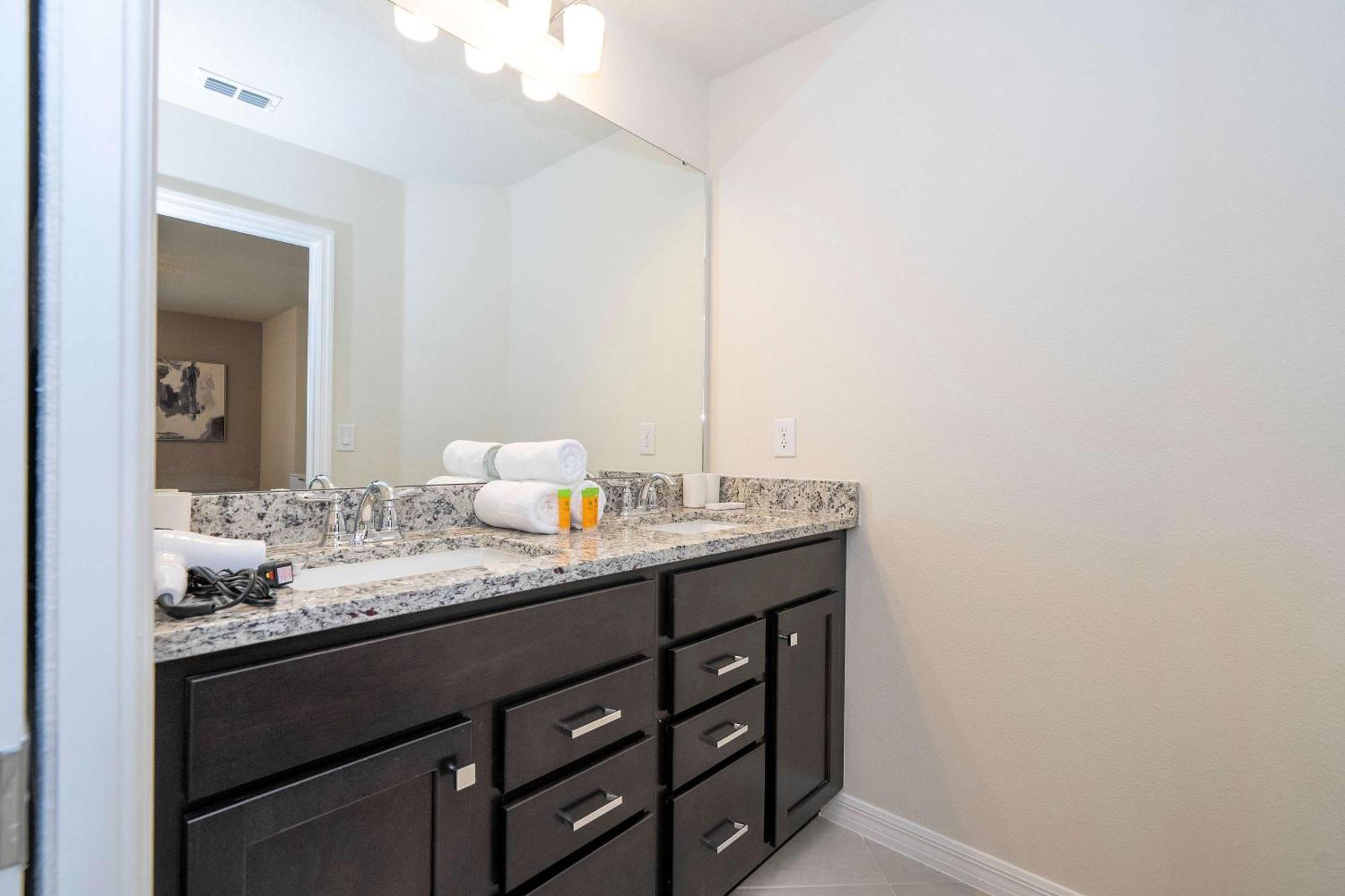 Stunning 7bd Jacuzzi Pool & Close To At Windsor Cay 16217 Holiday home Orlando