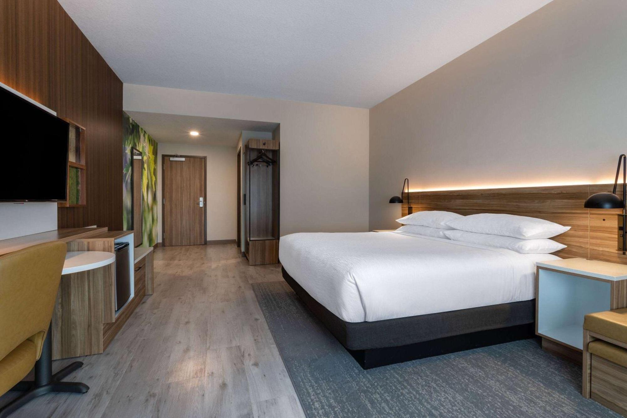 Wyndham Garden Airport - Free Airport Shuttle 3*