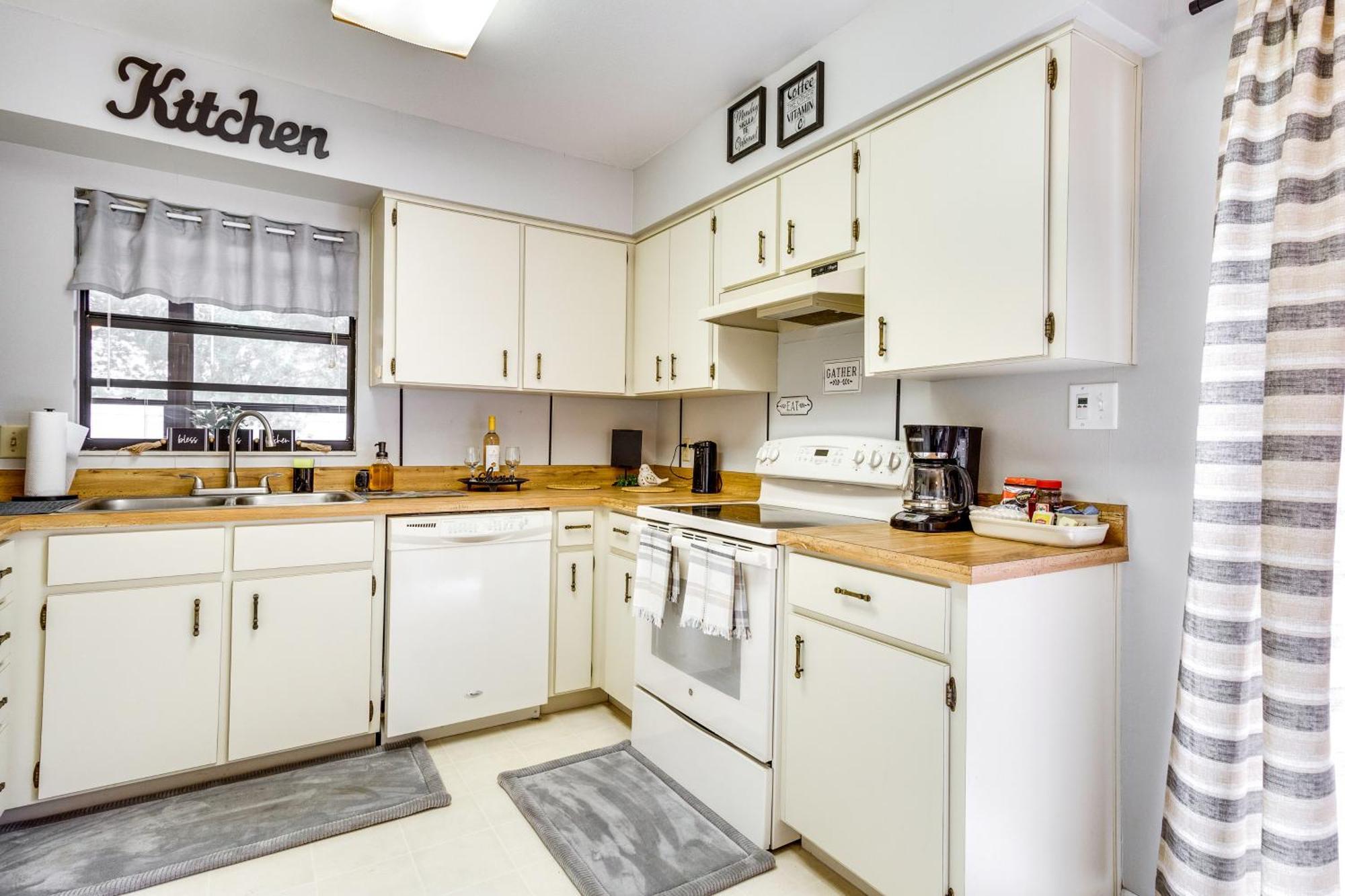 Vacation With Yard And Pool Access Holiday home *