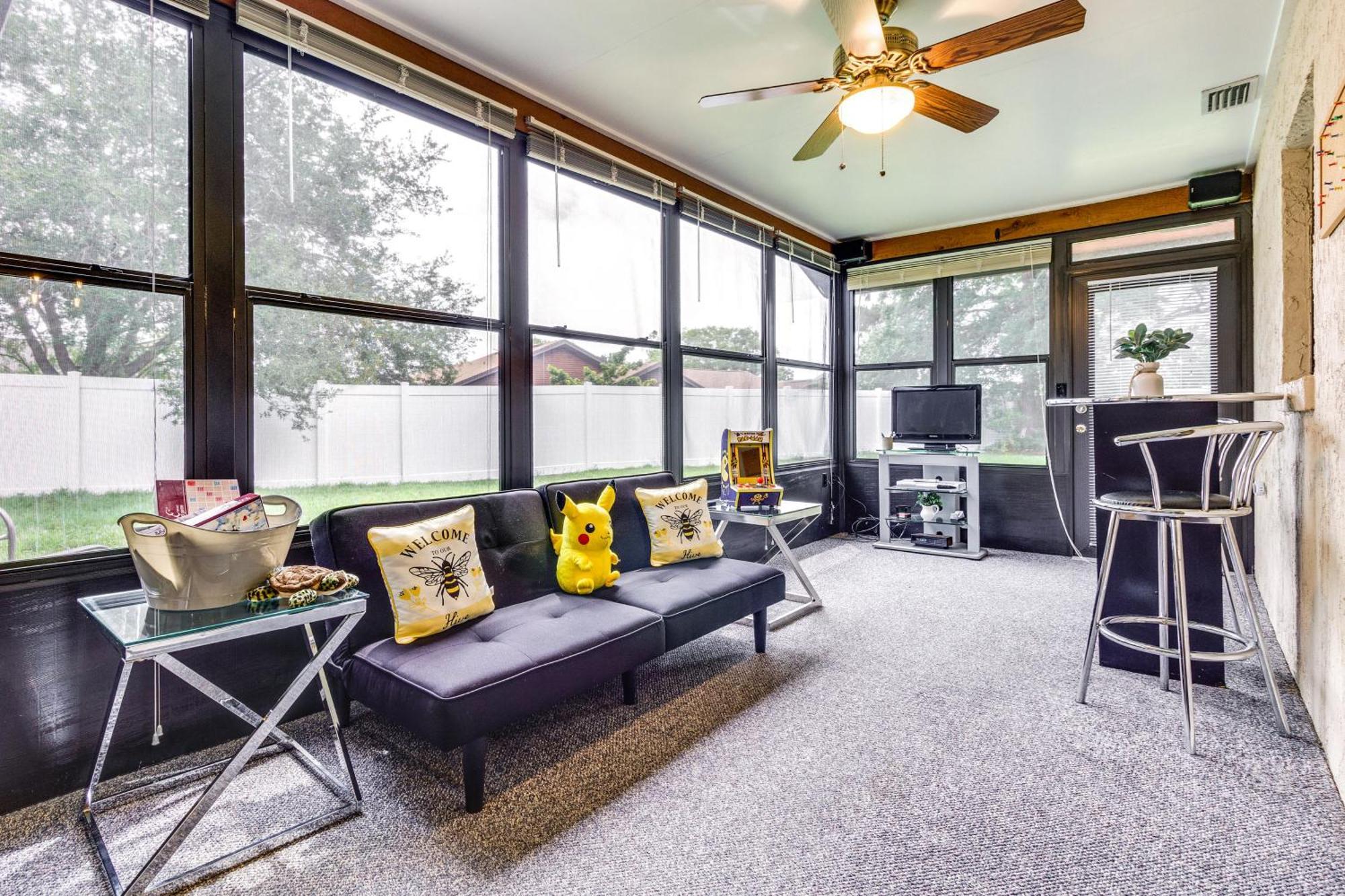 Vacation With Yard And Pool Access Holiday home *