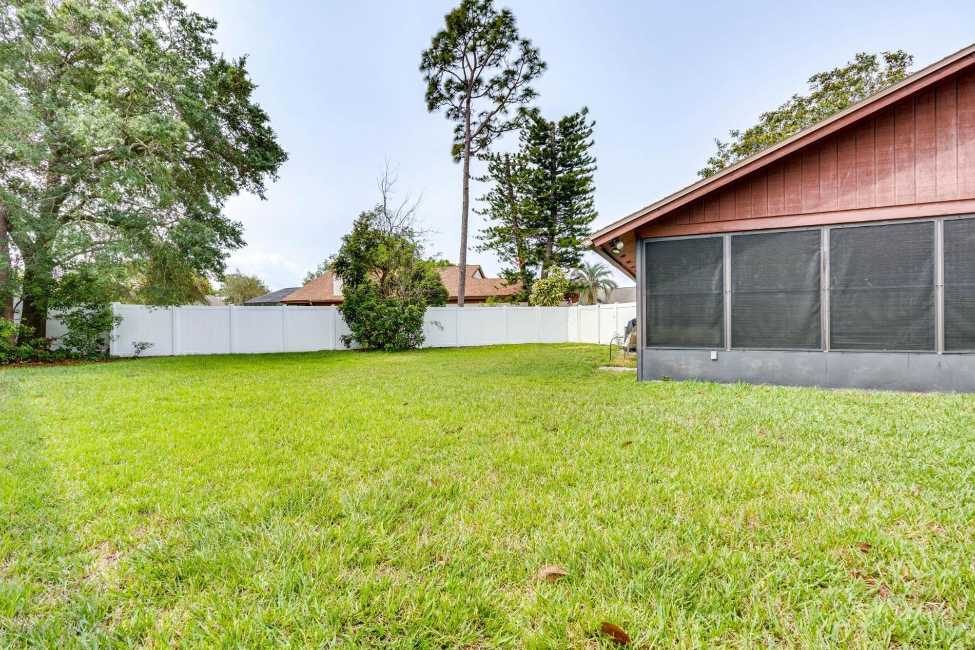 Vacation With Yard And Pool Access Holiday home