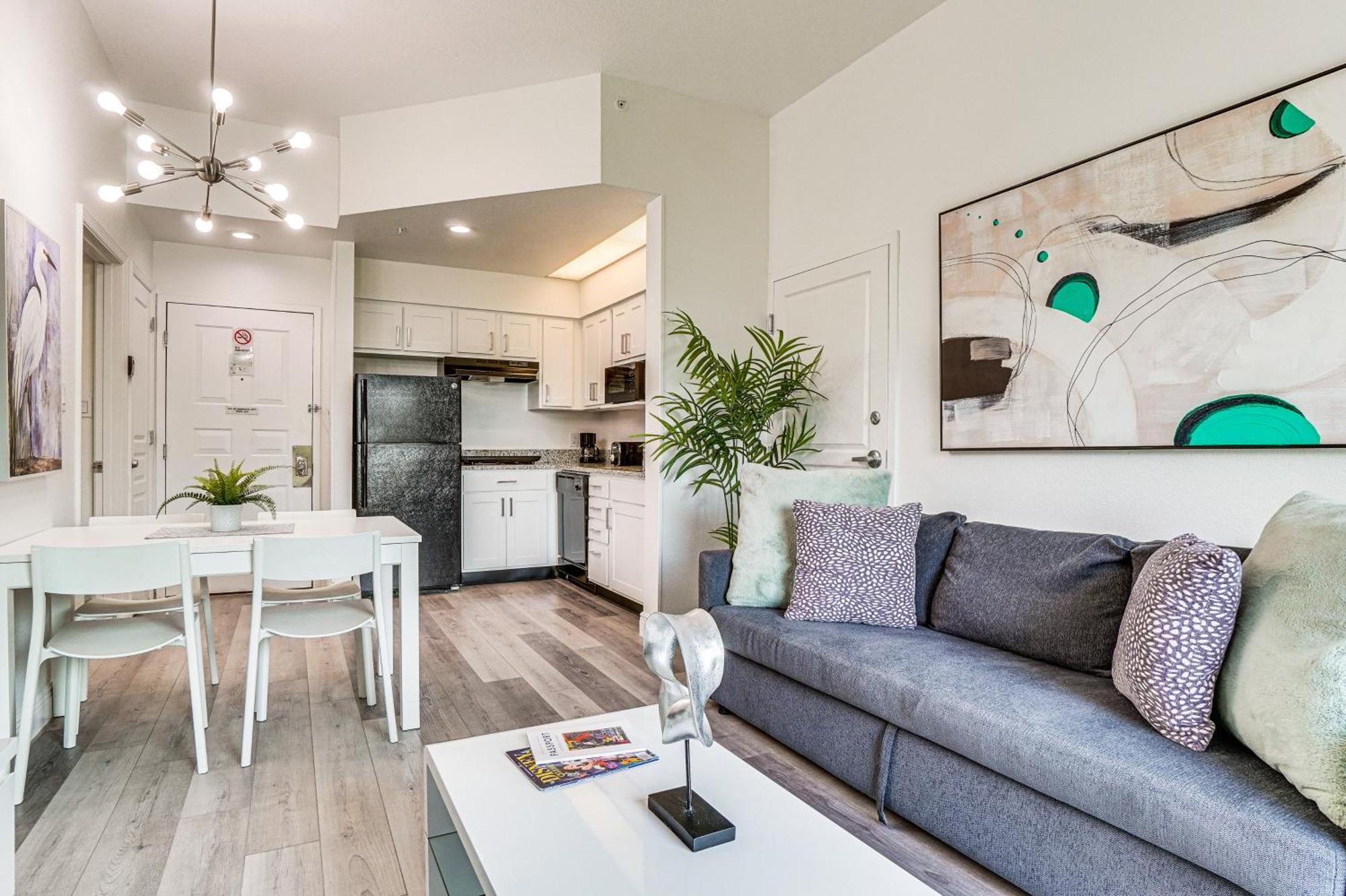 Modern - 1 Mi To World! Apartment *