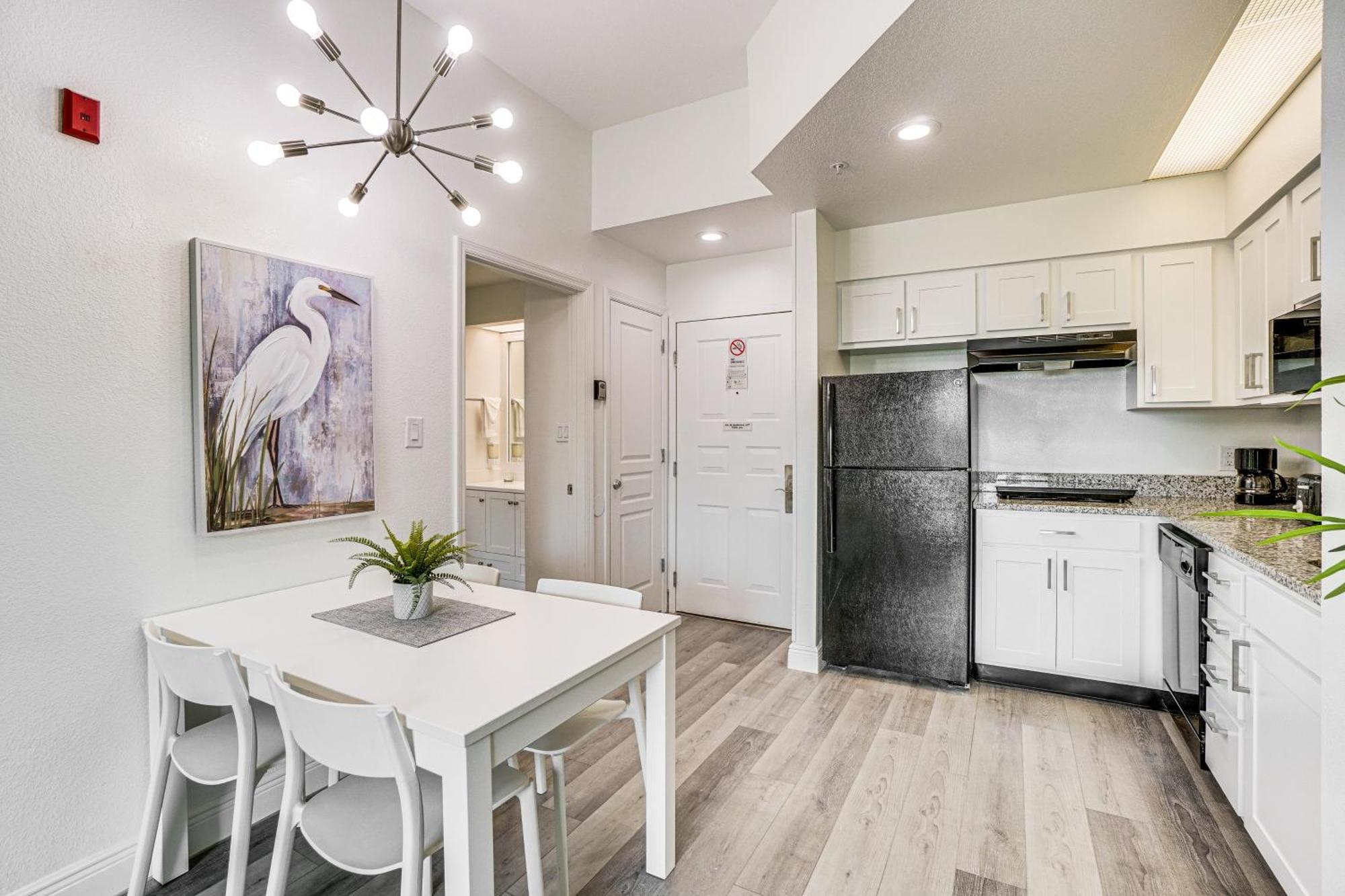 Apartment Modern - 1 Mi To World! *