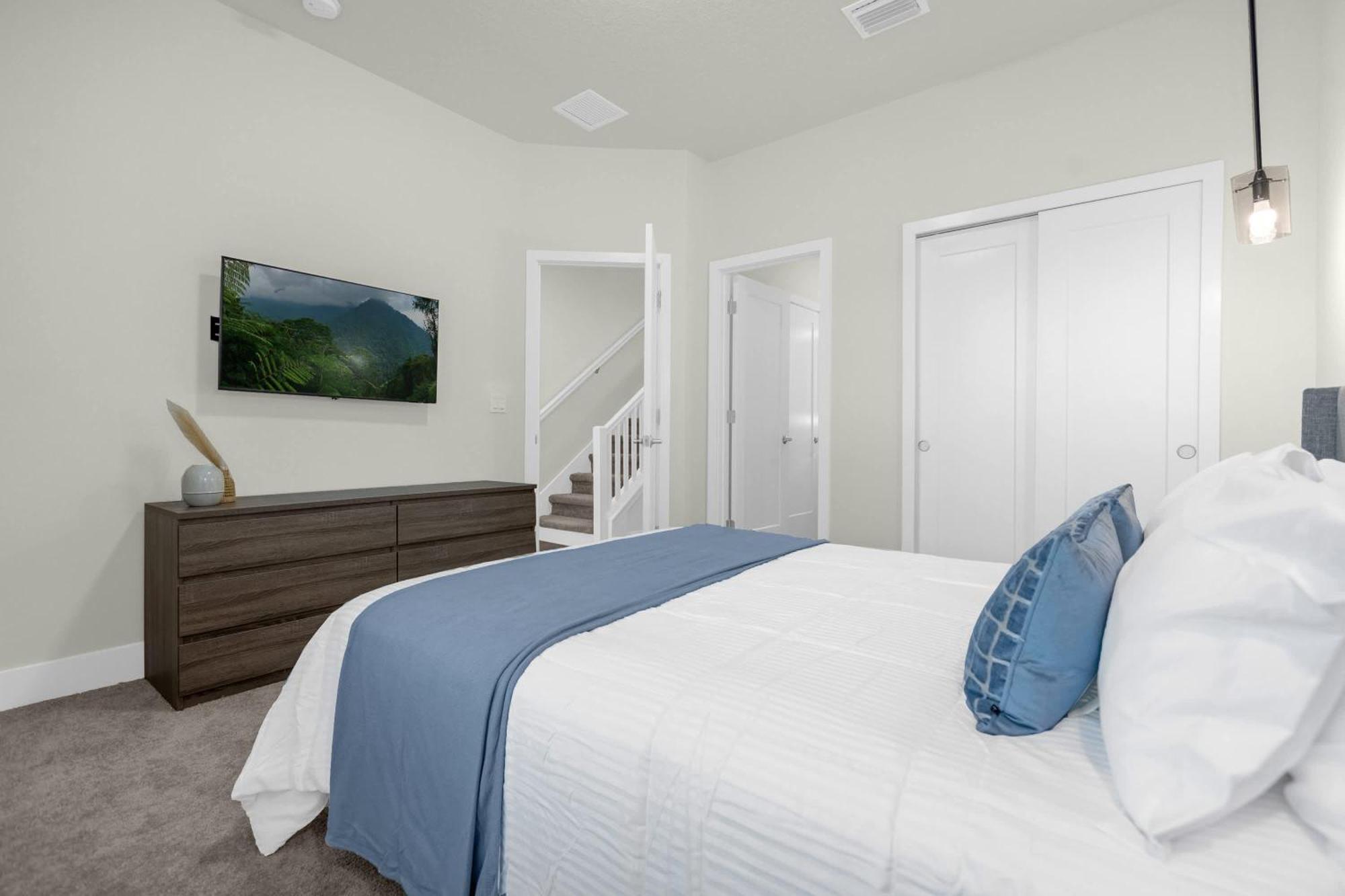 Holiday home Upstay - Modern Family Townhome With Pool *