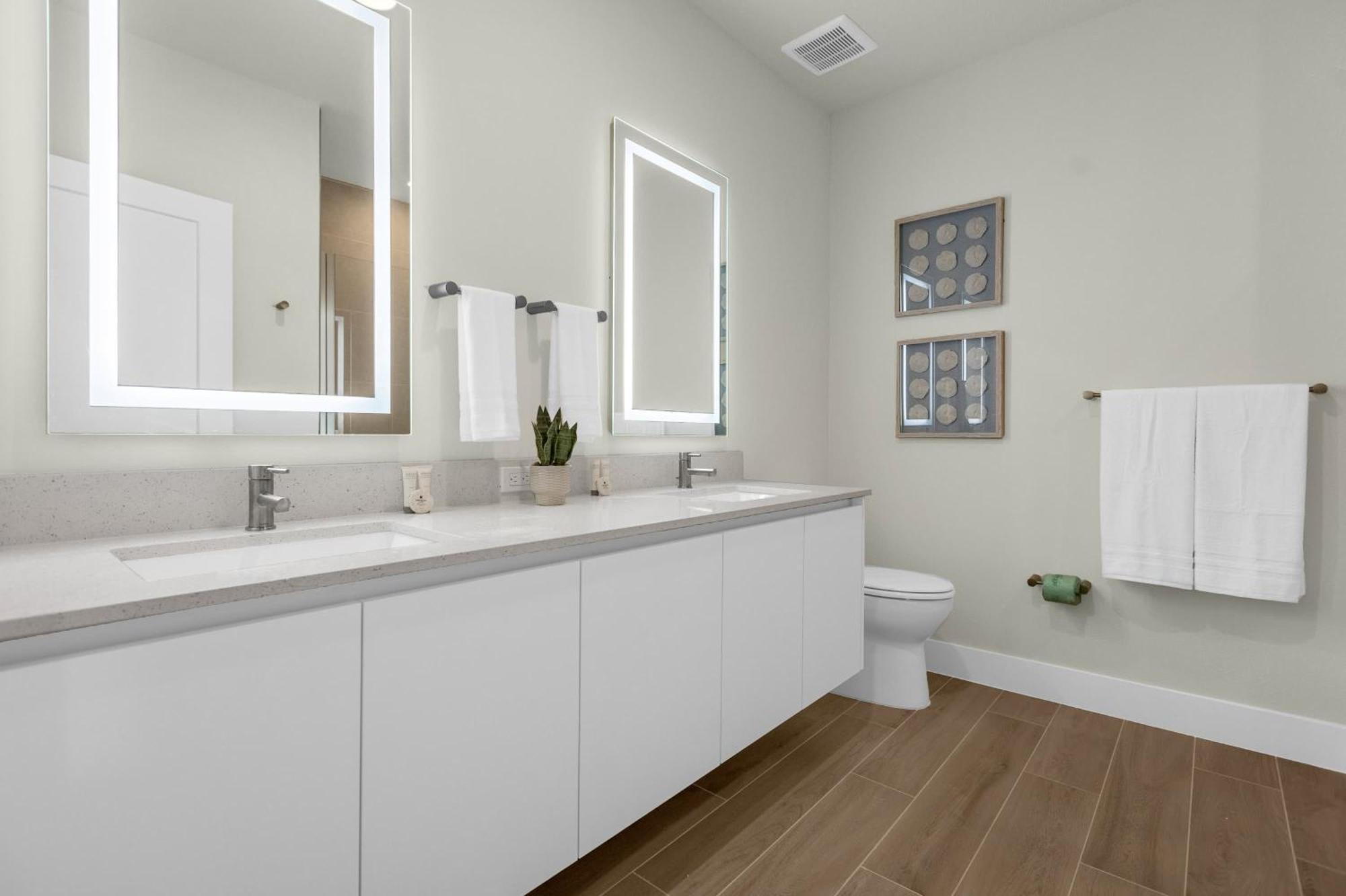 Upstay - Modern Family Townhome With Pool Holiday home