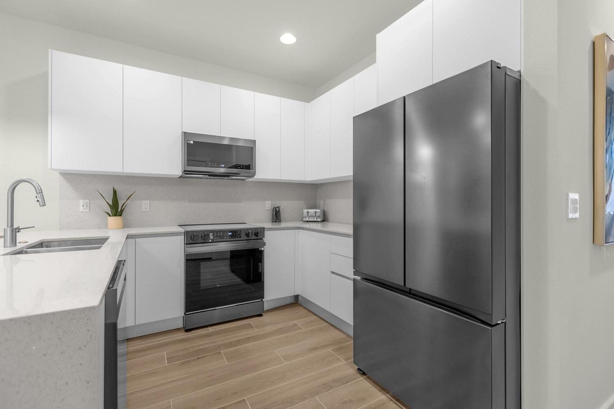 Holiday home Upstay - Modern Family Townhome With Pool *